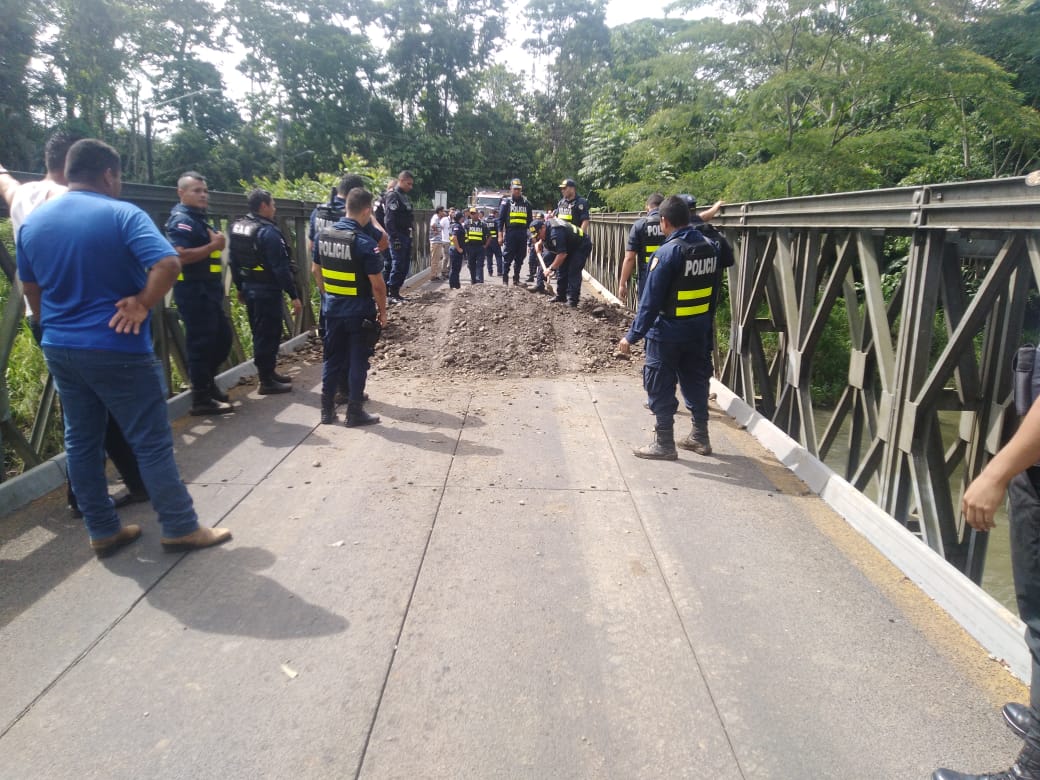 (+FOTOS) Manifestantes impidieron el paso de ambulancia con bebé 