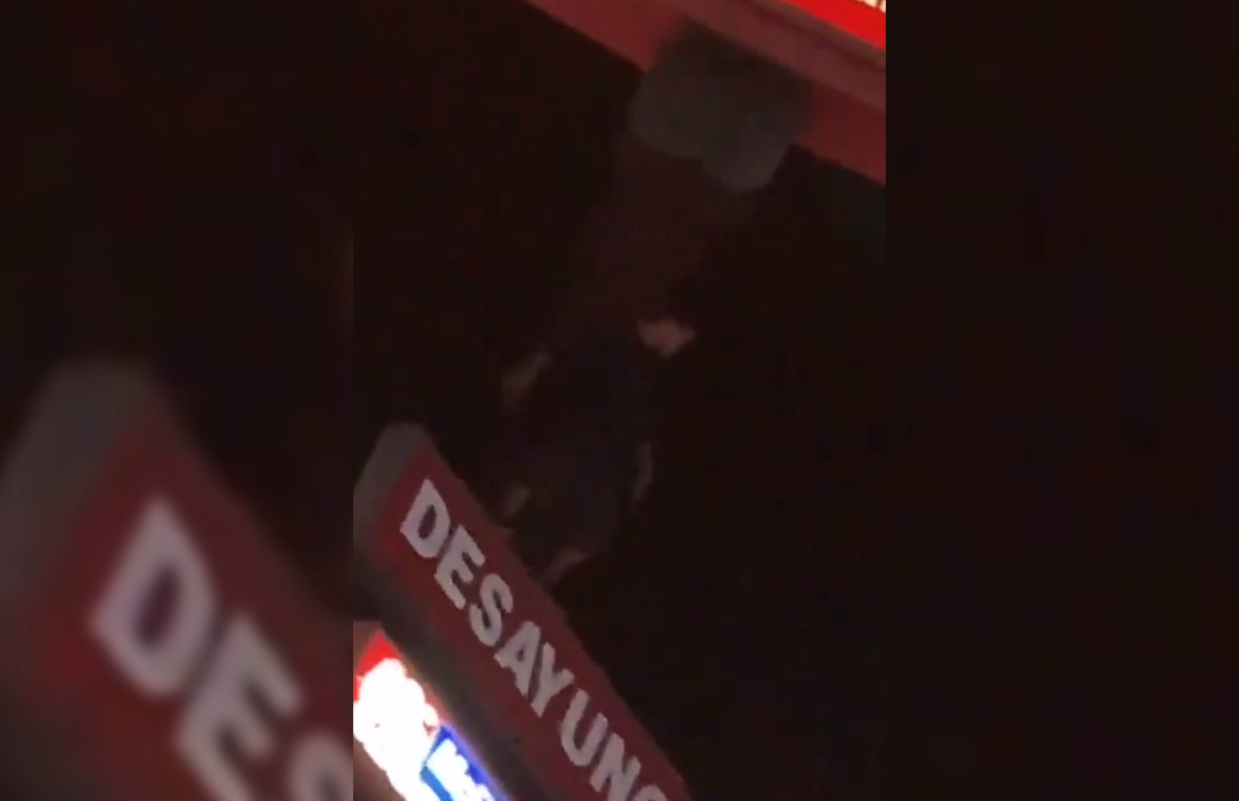 (+VIDEO) Sujeto se sube a un anuncio de McDonald's en Alajuela 