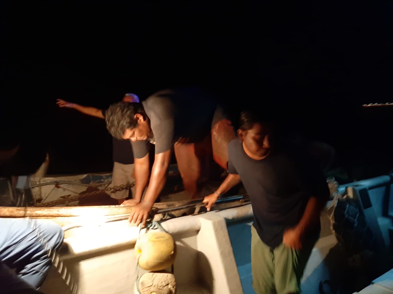 Dos desaparecidos por vuelco de embarcación en Puntarenas