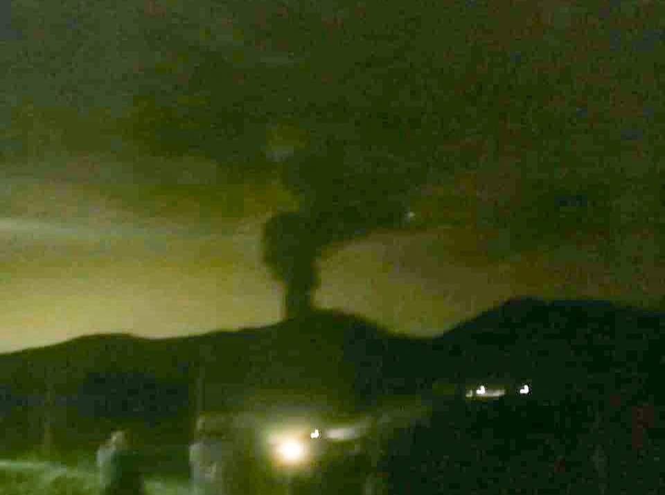 Volcán Poás permanece cerrado por erupción de gas del domingo