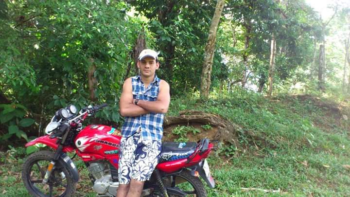 ¡Se busca! Sospechoso de matar a niña y degollar a su pareja