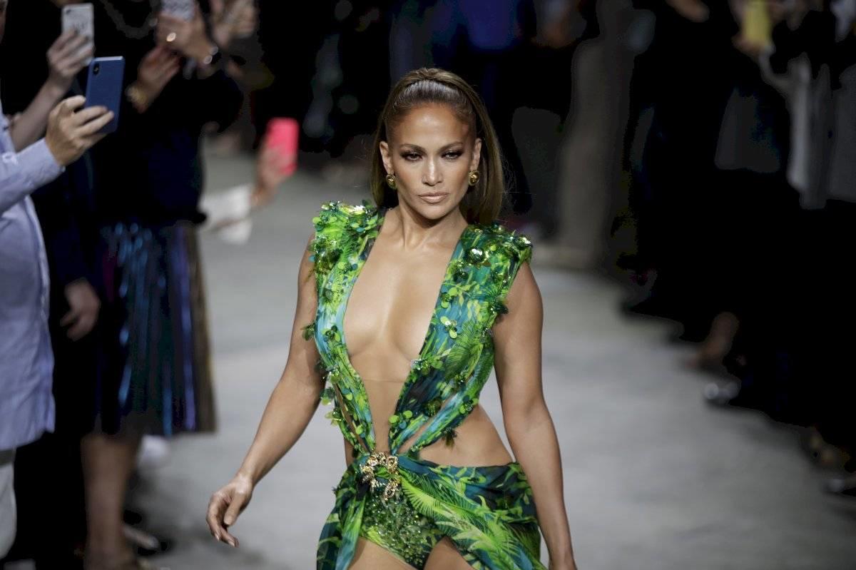 Demandan a JLo por publicar una foto con su novio