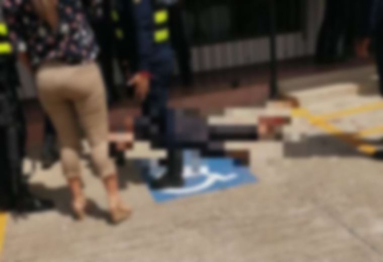 Persona muere luego de que oficial de seguridad activara arma por error