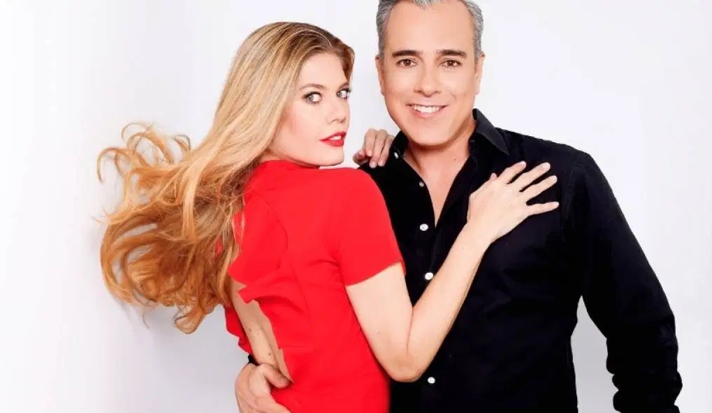 (+VIDEO) Con 48 años, “La peliteñida” no teme mostrarse en bikini