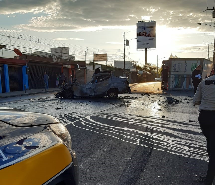 Conductor muere calcinado luego de chocar contra camión 