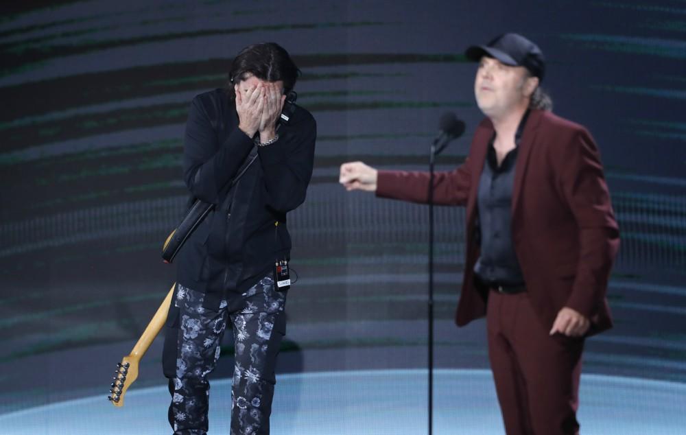 Así reaccionó Juanes al recibir Grammy honorífico de manos de fundador de Metallica