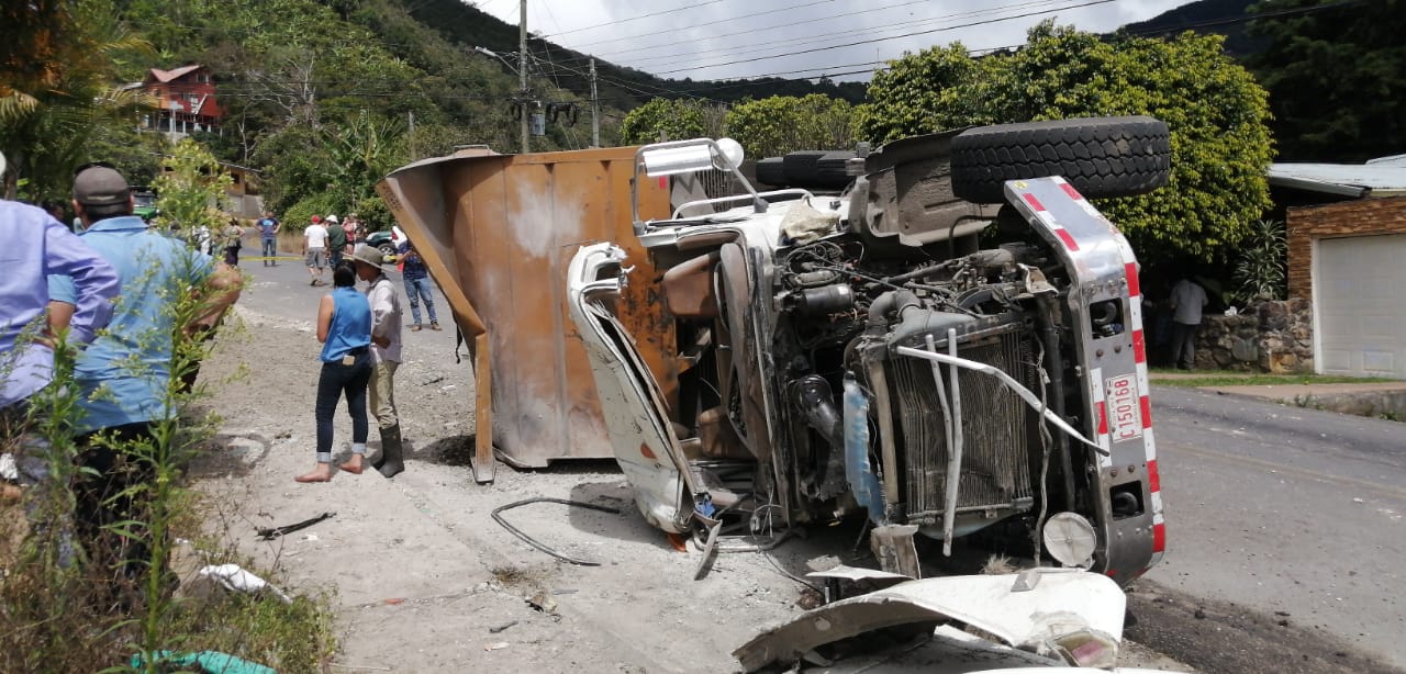 Vagoneta pierde control y choca contra parada de bus