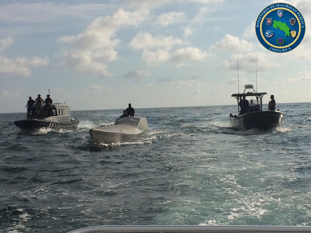 Decomisan 695 paquetes de cocaína en el Golfo Dulce y capturan un semisumergible en el Pacífico sur