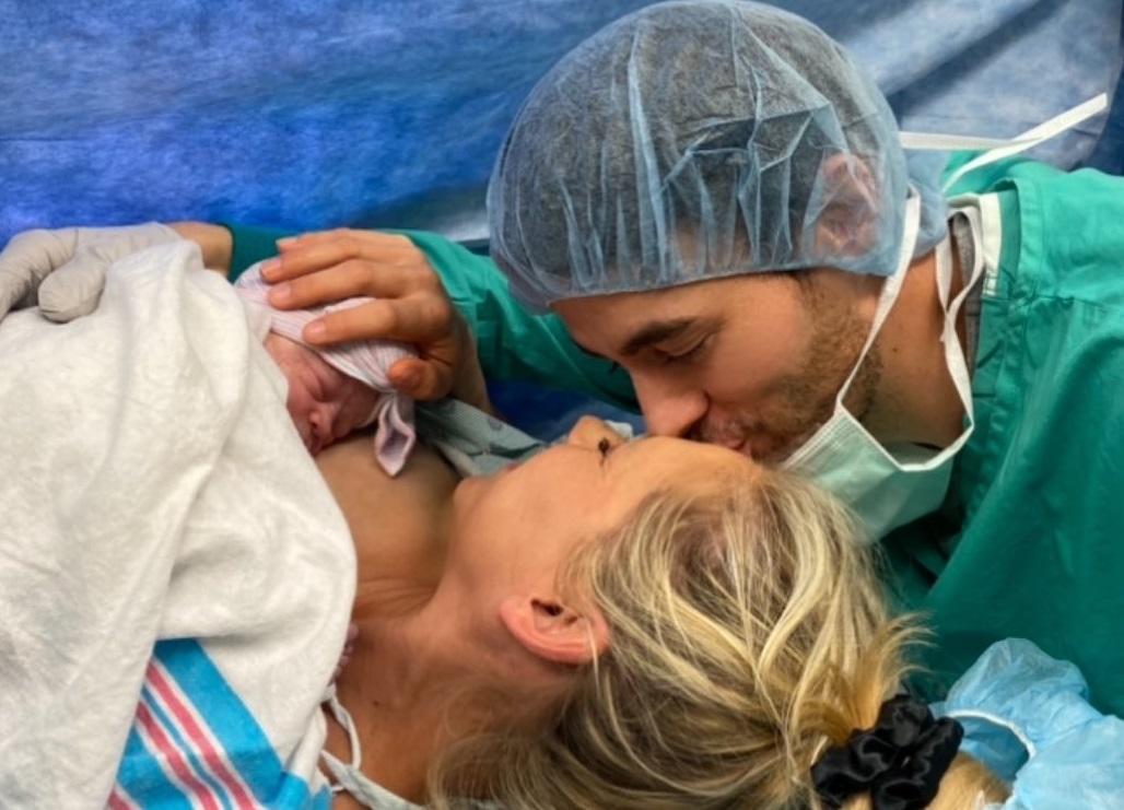 Así confirman Anna Kournikova y Enrique Iglesias el nacimiento de su hija

 