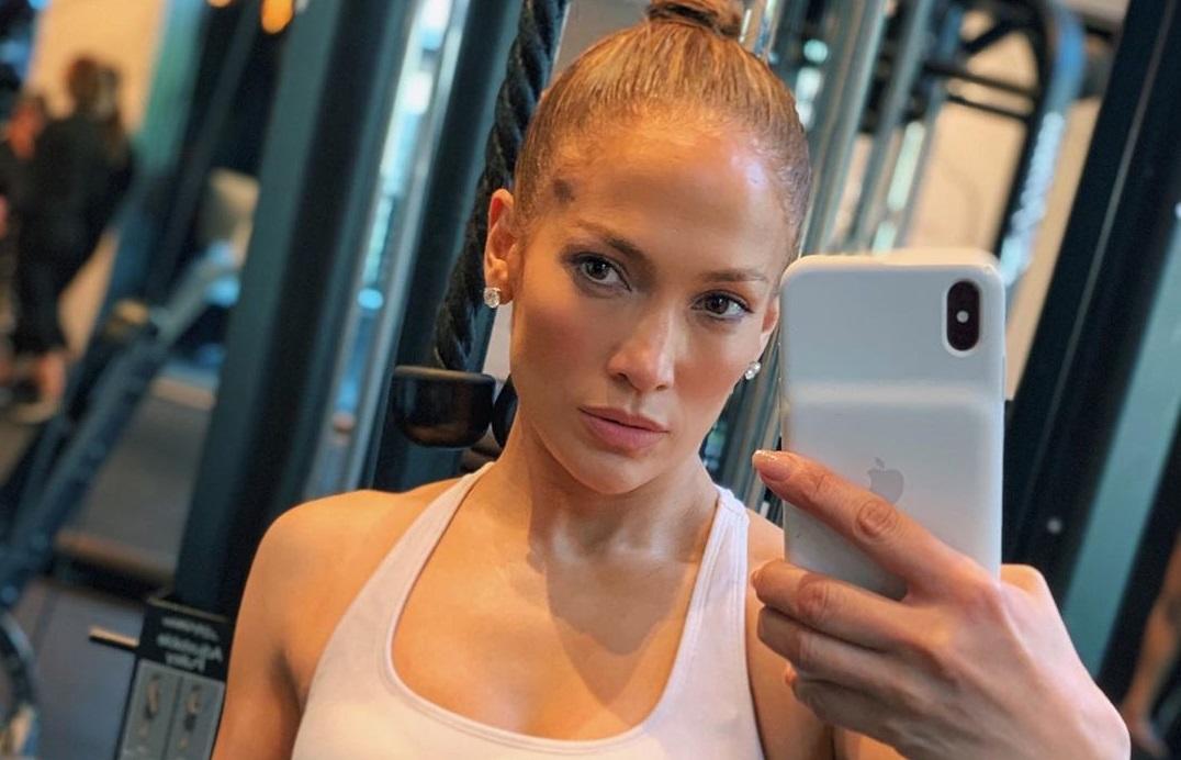 ¡Sin maquillaje y con con bikini! Así incendió Jennifer Lopez las redes sociales