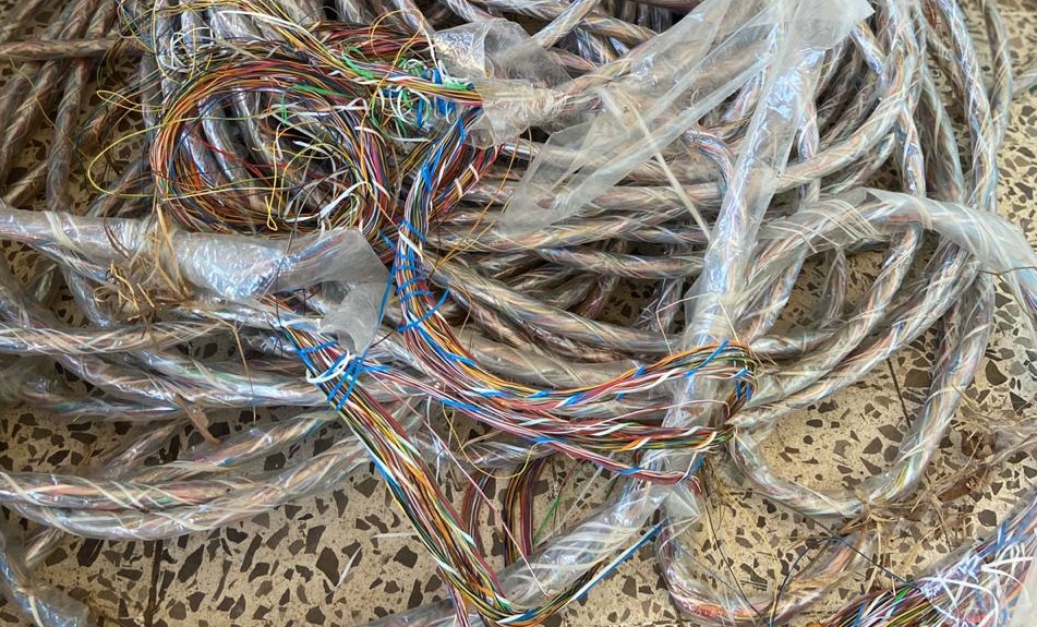 Fuerza Pública detiene cuatro sujetos con 345 metros de cable telefónico