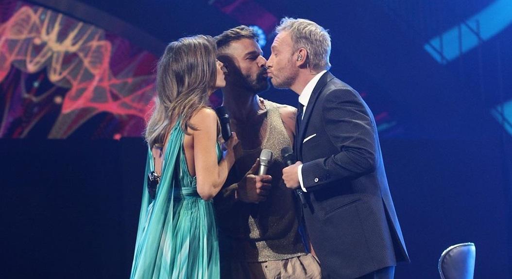 Con beso en la boca, sorprende Ricky Martin a presentador de Viña del Mar

 