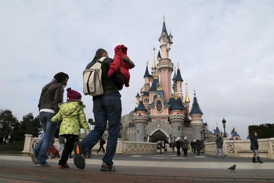 Anuncian cierre temporal de Disneyland por coronavirus