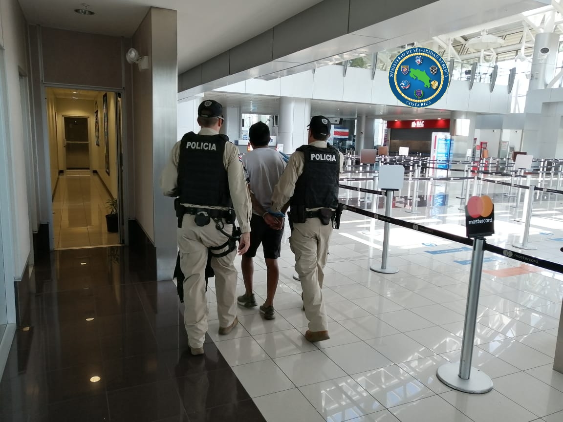 Detienen a dos hombres por amenazar con arma a policías en operativo por restricción vehicular