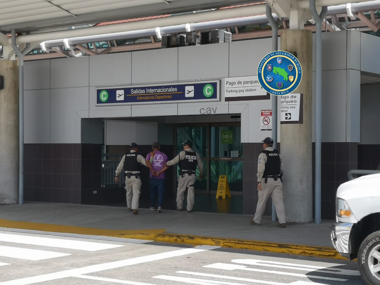 Detienen a taxista con documentación falsa durante control de carretera

 