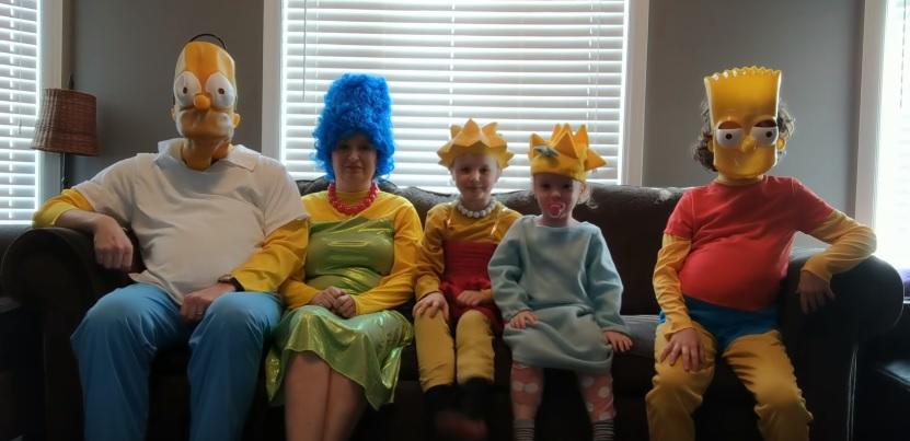 Aburridos nivel: Familia recrea intro de 'Los Simpson'
