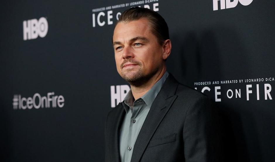 Captan a Leonardo DiCaprio dando un paseo a su mascota en plena cuarentena