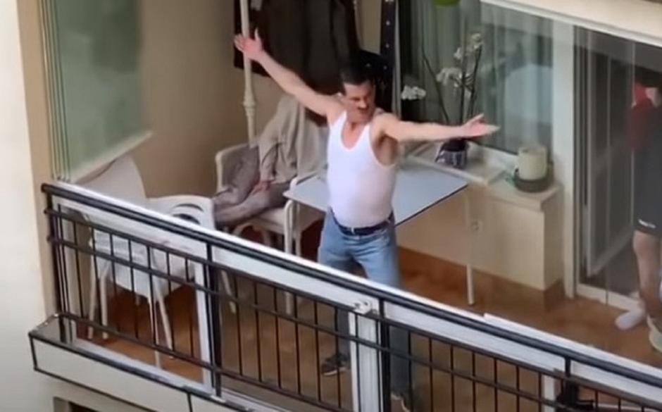 Hombre se disfraza de Freddie Mercury y da show a sus vecinos en plena cuarentena