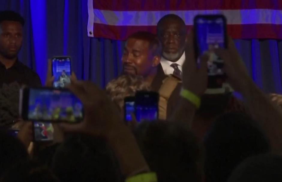 Kanye West llora en su primer y polémico mitin 