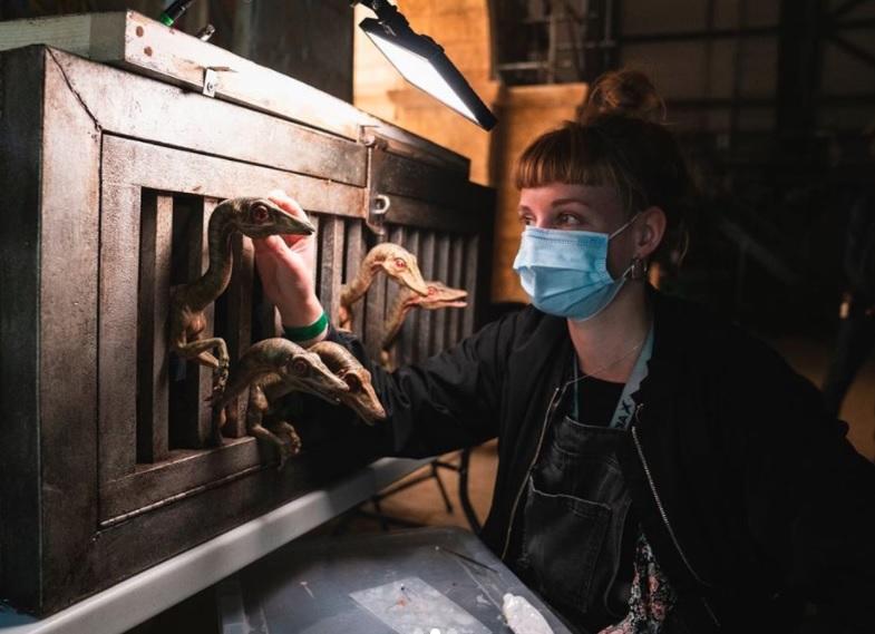 Los sets son desinfectados antes de ser usados, así como las sillas, e incluso hay conos de color naranja que marcan la distancia social que debe de e