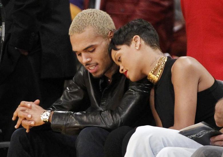 Rihanna aún sigue luchando por mantenerse cerca de su ex novio Chris Brown. | Reuters