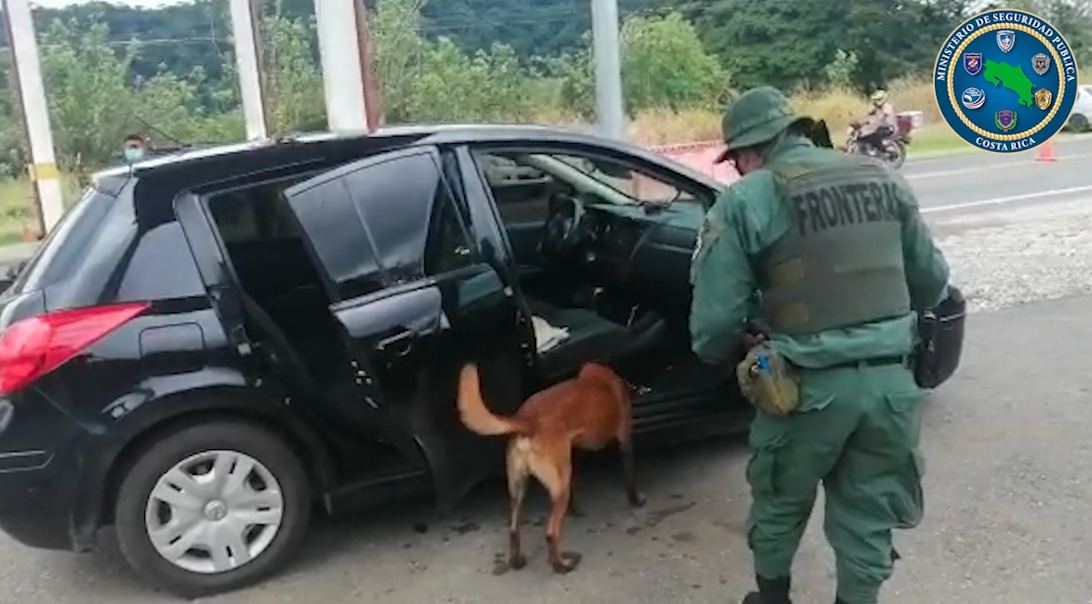 Detienen a conductor que llevaba aparente droga en el piso del vehículo