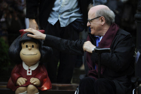 Joaquín Salvador Lavado toca una estatua de su celebre personaje, Mafalda, durante una ceremonia en España | Reuters