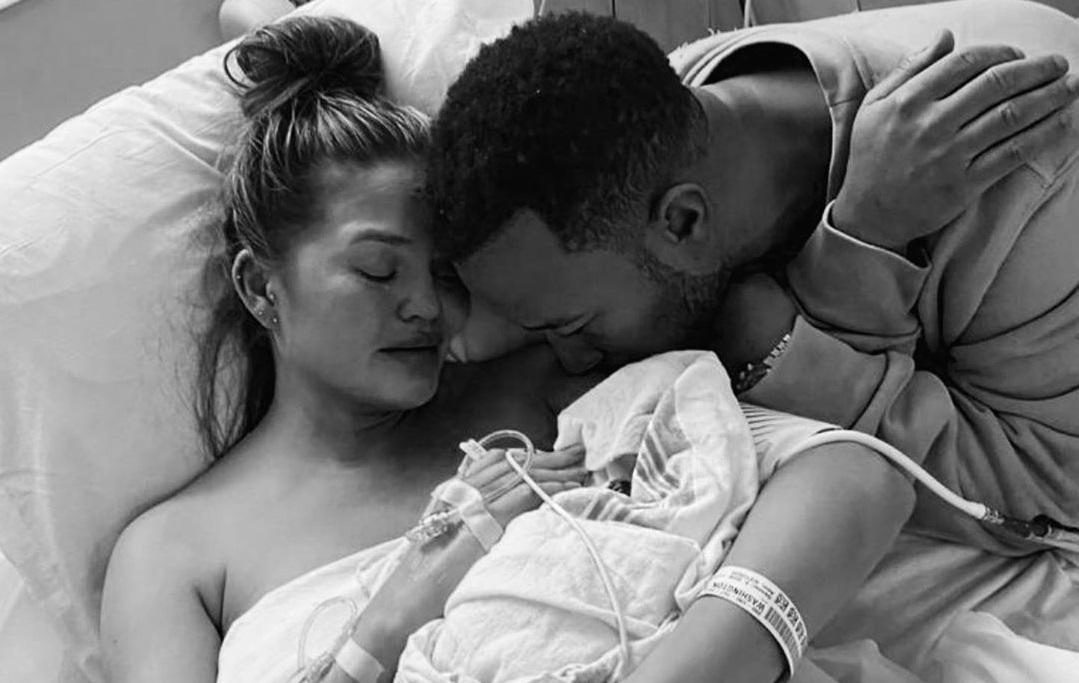 La pareja daba a sus fans actualizaciones constantes sobre su bebé. | Instagram @ChrissyTeigen