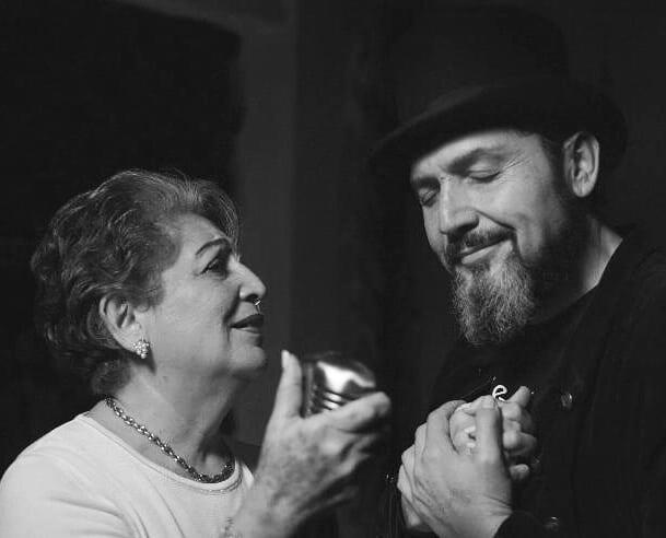 Reyli Barba dio a conocer el primer sencillo de su madre. | Youtube