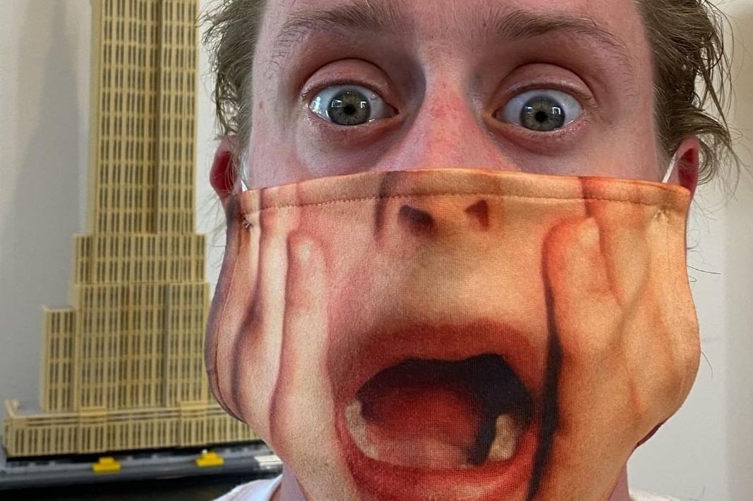 En la foto aparece Macaulay Culkin con un cubrebocas cuyo diseño muestra la pícara sonrisa de él mismo, a los 10 años. | Instagram @CulkMania