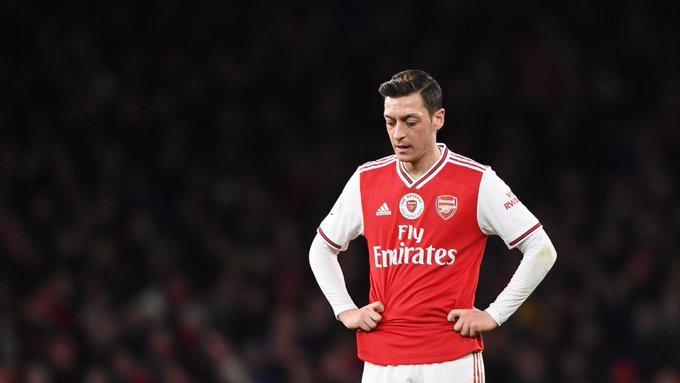Mesut Özil acusa al Arsenal de desleal