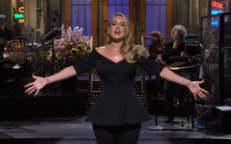 Adele inició con un divertido monólogo en Adele inició con un divertido monólogo en