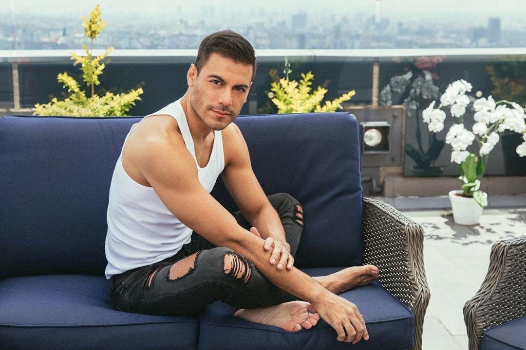 Carlos Rivera presume su espectacular figura. | Instagram @CarlosRivera