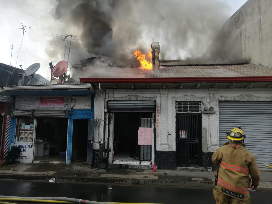 Atienden incendio en estructura de 200 metros cuadrados en San José 
