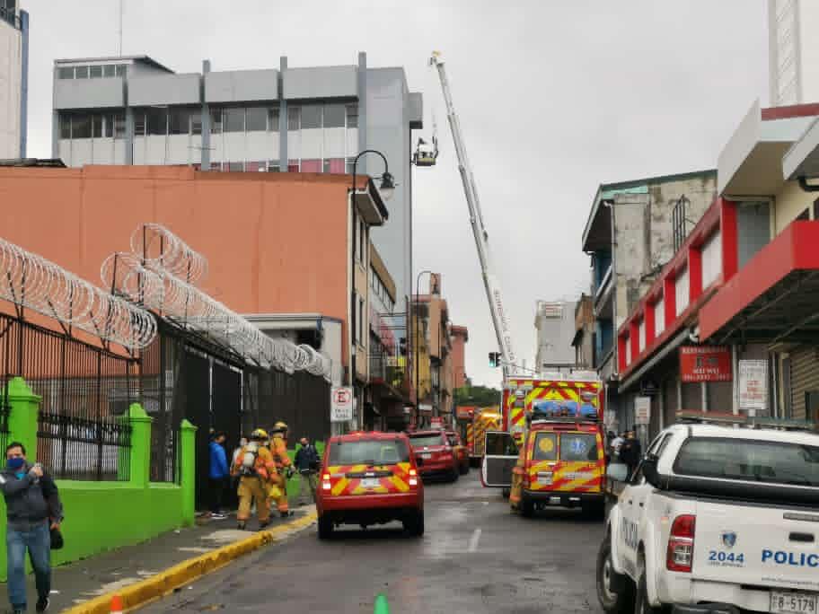 Bomberos controlan incendio en hotel en San José 