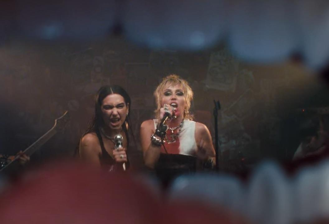 En un escenario totalmente underground, hacen uso de sus voces para cantarle al amor que las convirtió en prisioneras de un sentimiento. | YouTube Mil