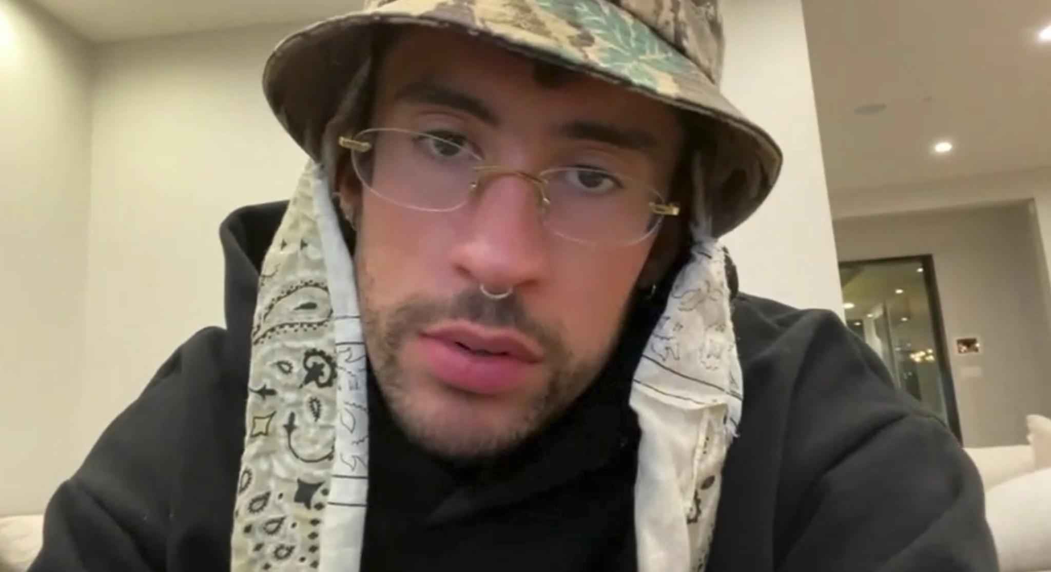 Debido al Covid-19 Bad Bunny canceló su participación presencial en los AMAs. Aparece aquí presentando el premio a la Artista Favorita Femenina Latina