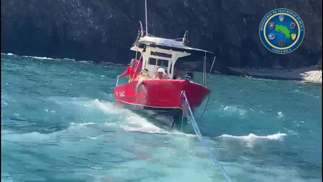 Embarcación falla y casi colisiona contra rocas en Guanacaste 