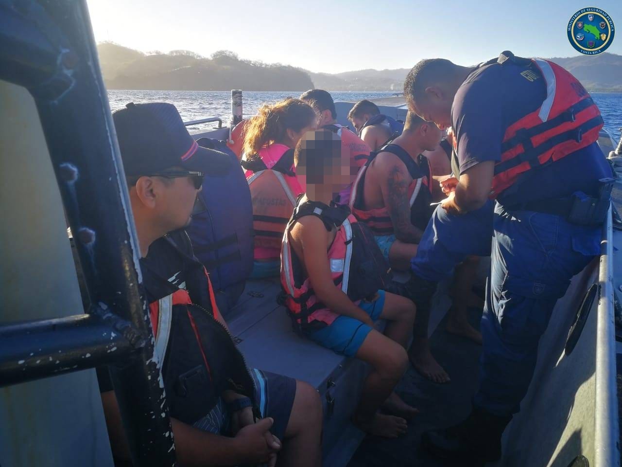 Se vuelca embarcación con nueve personas en Guanacaste