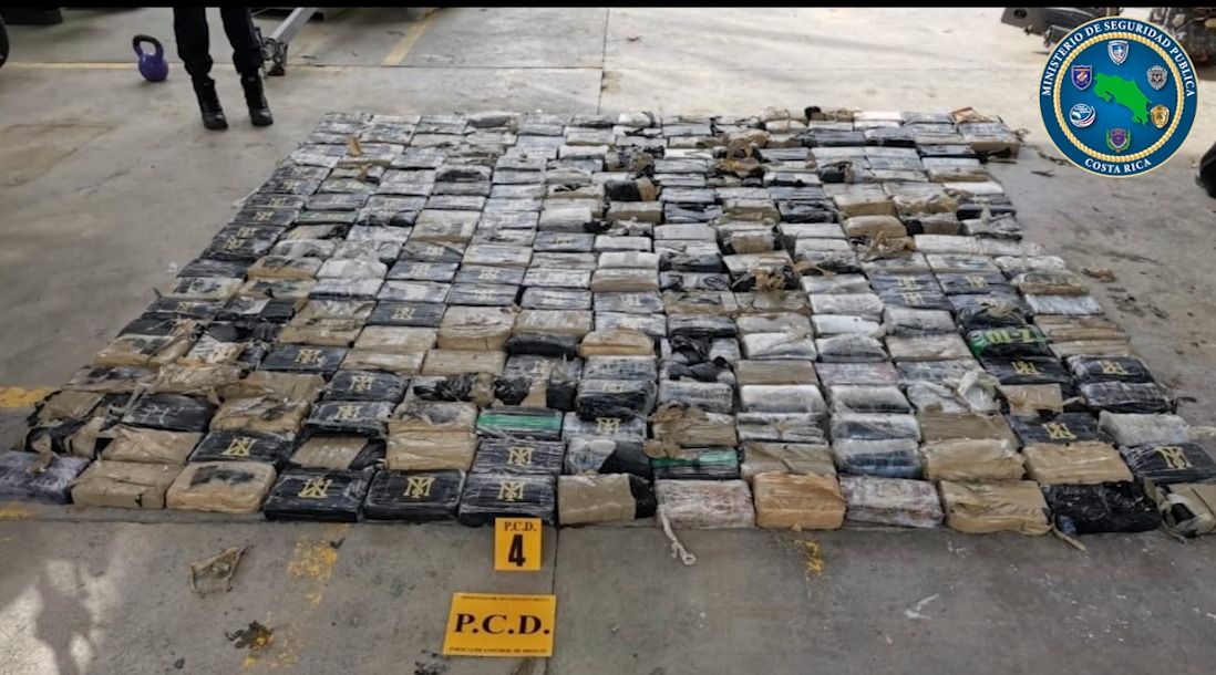 En la embarcación habían 263 paquetes eran de cocaína y un paquete más de marihuana. (Foto: MSP)