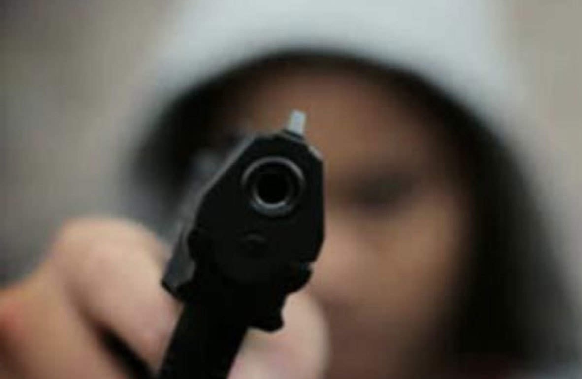 El menor presentaba al menos ocho orificios de bala entre tórax y cadera. (Foto: Referencia / economictimes.indiatimes.com)