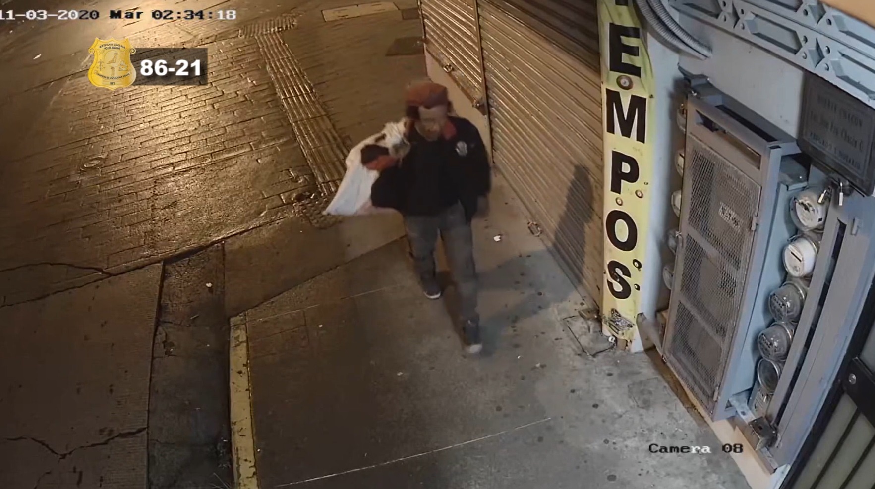 Abrió tapas de ductos subterráneos para llevarse cables 