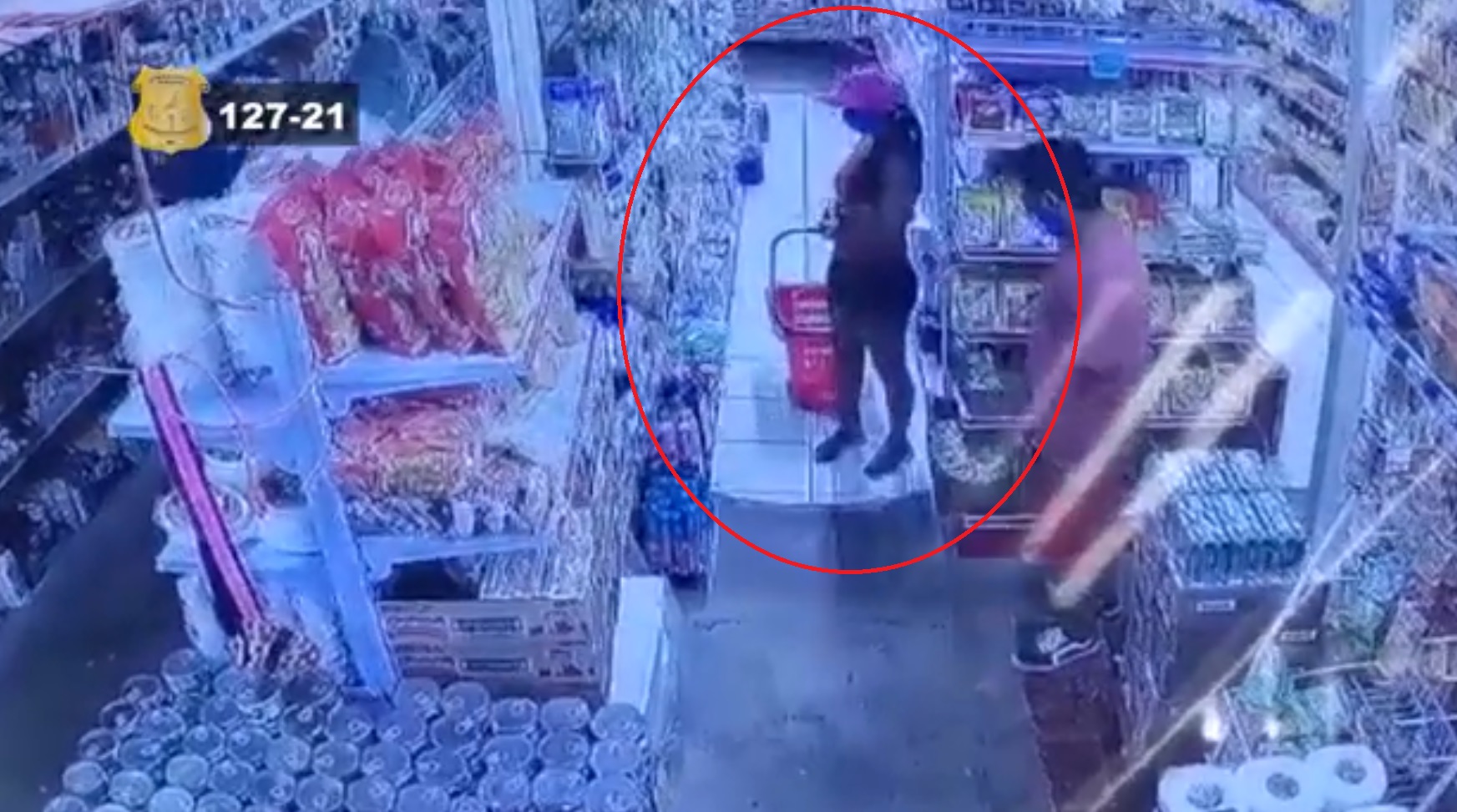 Contextura delgada, edad joven, mide entre 1.65 a 1.70 metros, piel blanca.