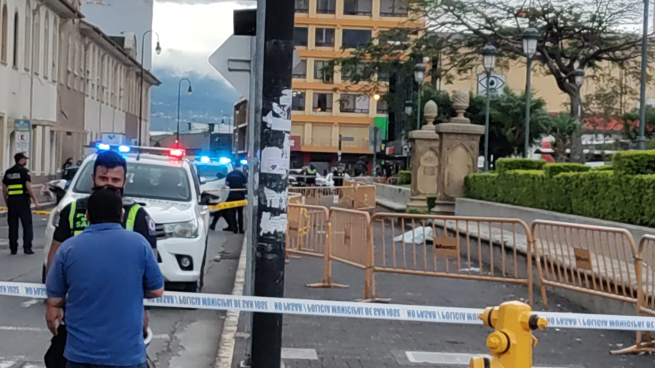 Autoridades acudieron al lugar para levantar el cuerpo. 