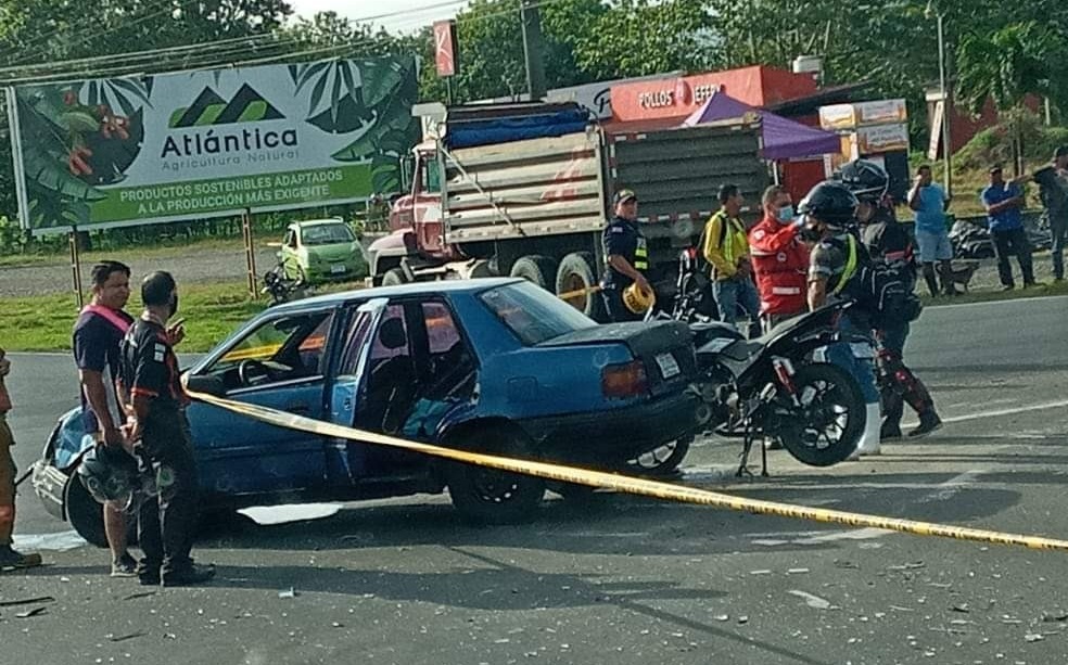 En el accidente salieron involucrados dos vehículos y una motocicleta.