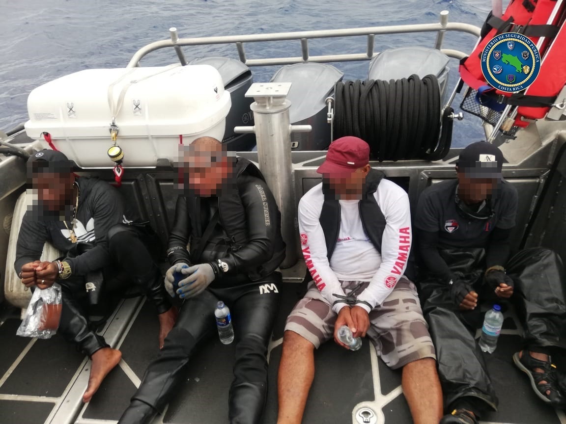 Se trata de una embarcación tipo picuda con tres motores de 200 HP y de color gris.