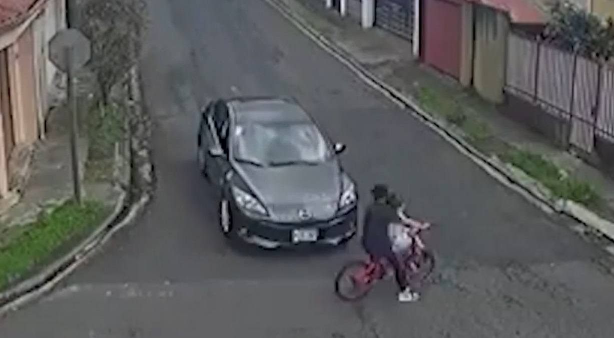 Menores que chocaron contra una reja en Cartago están fuera de peligro