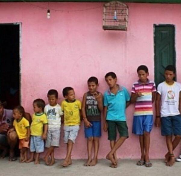 Hombre pone nombres de jugadores de fútbol a sus 14 hijos Hombre pone nombres de jugadores de fútbol a sus 14 hijos