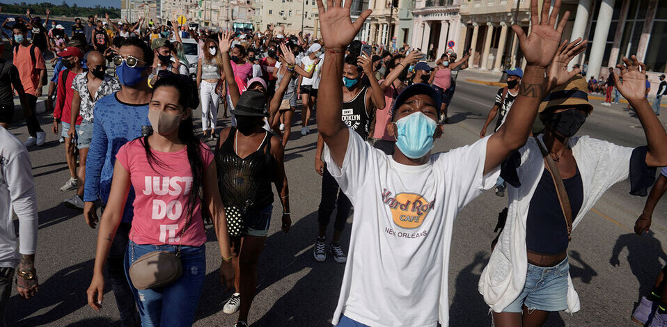 Jóvenes cubanos rompen cuadro de Fidel Castro en medio de protestas (Foto: Reuters) Jóvenes cubanos rompen cuadro de Fidel Castro en medio de protestas (Foto: Reuters)