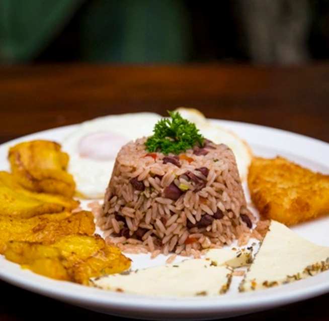 El desayuno tradicional tico incluye el famoso El desayuno tradicional tico incluye el famoso